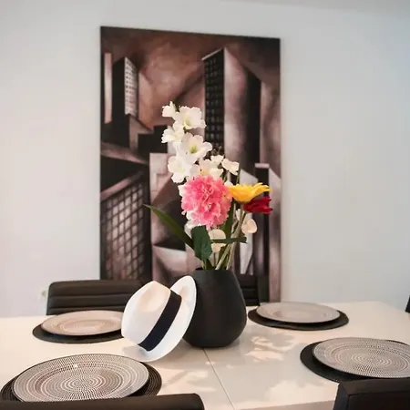 Charming 2 Bedroom Trocadero Arena Area Apartment *