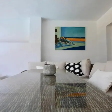 Charming 2 Bedroom Trocadero Arena Area Apartment