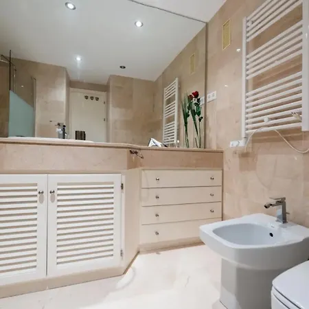 Charming 2 Bedroom Trocadero Arena Area Apartment